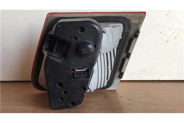 Recambio de piloto interior izquierdo para bmw serie 3 touring (e46) 1.9 318i referencia OEM IAM 8368759  
