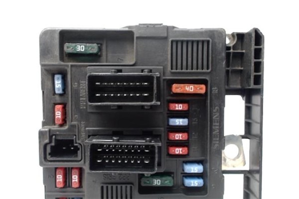 Recambio de caja fusibles/rele para citroen c3 1.4 hdi referencia OEM IAM 965061838000 11286253 