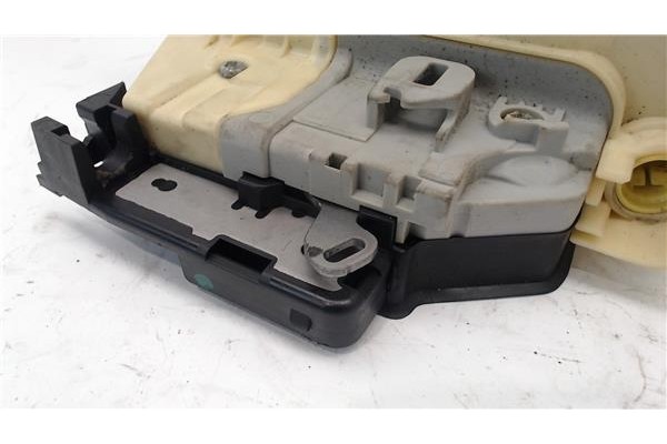 Recambio de cierre electromagnetico delantero izquierdo para volkswagen passat berlina (3c2) 2.0 tdi 16v referencia OEM IAM 3C18