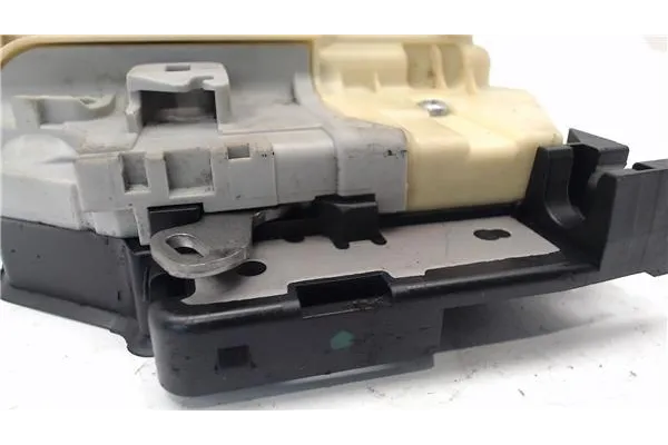 Recambio de cierre electromagnetico trasero derecho para volkswagen passat berlina (3c2) 2.0 tdi 16v referencia OEM IAM 3C483901