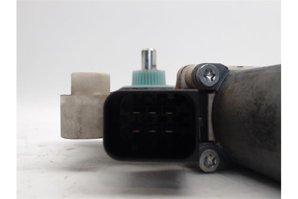 Recambio de motor elevalunas delantero izquierdo para mercedes-benz clase c (bm 203) berlina referencia OEM IAM -A2118201842  