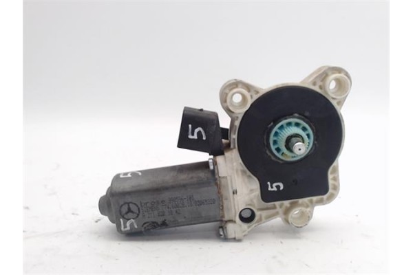 Recambio de motor elevalunas delantero izquierdo para mercedes-benz clase c (bm 203) berlina referencia OEM IAM -A2118201842  
