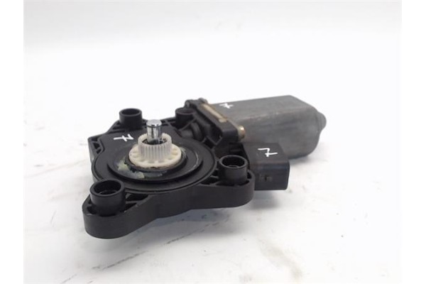 Recambio de motor elevalunas delantero izquierdo para mercedes-benz clase c (bm 203) berlina referencia OEM IAM -2208204642  