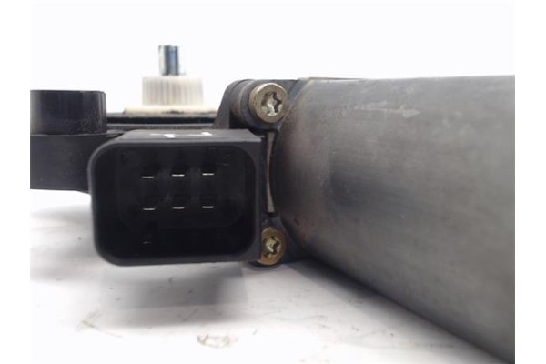 Recambio de motor elevalunas delantero izquierdo para mercedes-benz clase c (bm 203) berlina referencia OEM IAM -2208204642  