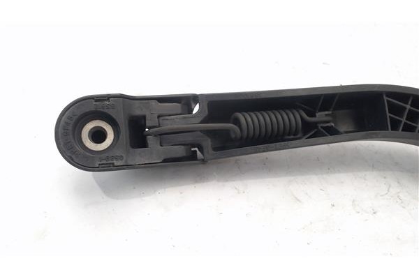 Recambio de brazo limpiaparabrisas trasero para mazda 2 (b2w) 1.6 referencia OEM IAM DD1067420  