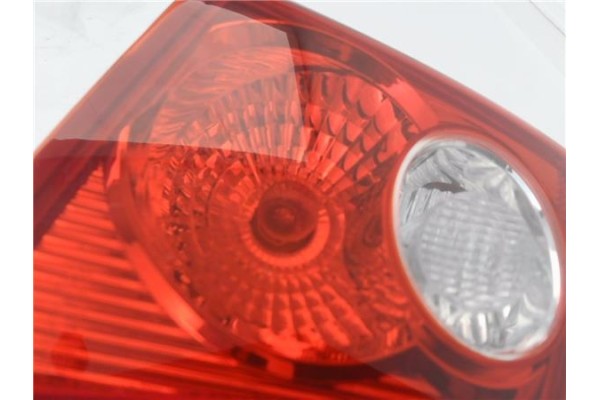 Recambio de piloto porton trasero derecho para chevrolet lacetti 1.6 cdx referencia OEM IAM 96551217  