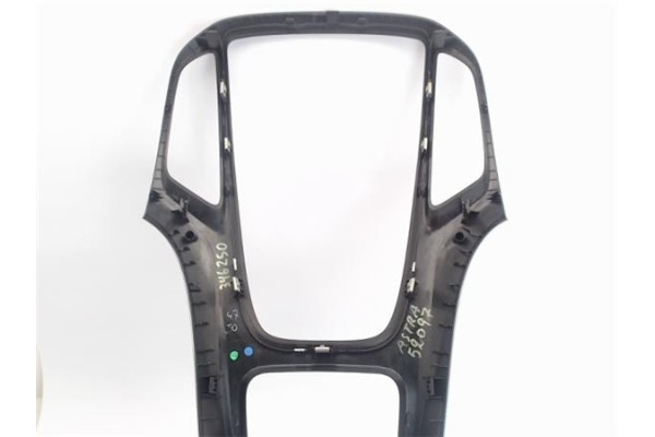 Recambio de embellecedor consola central para opel astra j 1.7 cdti referencia OEM IAM 13257562  