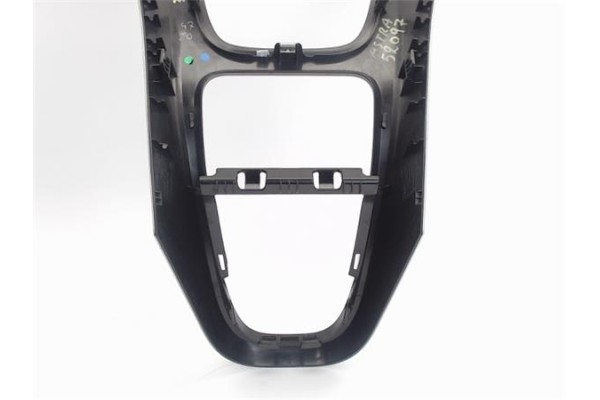 Recambio de embellecedor consola central para opel astra j 1.7 cdti referencia OEM IAM 13257562  