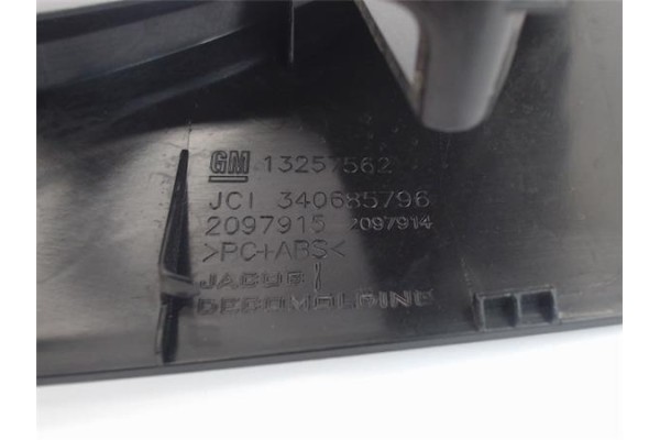 Recambio de embellecedor consola central para opel astra j 1.7 cdti referencia OEM IAM 13257562  