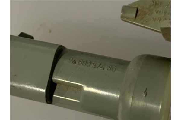 Recambio de piloto intermitente lat. delantero derecho para peugeot 407 sw 2.0 hdi 135 referencia OEM IAM 9680057480  