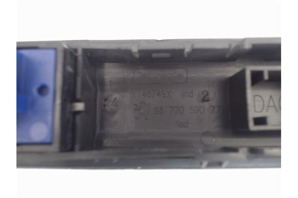 Recambio de conjunto interruptores para peugeot 208 referencia OEM IAM 9677059077  