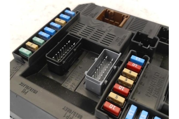 Recambio de caja fusibles/rele para peugeot 2008 1.2 access referencia OEM IAM 9819850080 1617304880 