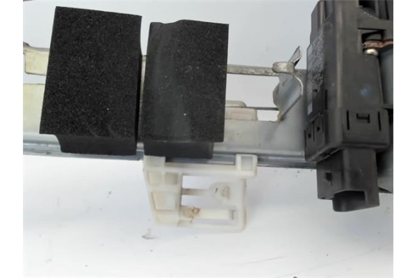 Recambio de mecanismo elevalunas trasero derecho para renault megane ii berlina 3p referencia OEM IAM 8200028069  