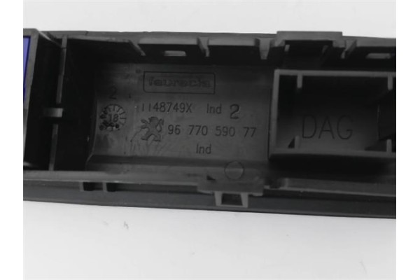 Recambio de conjunto interruptores para peugeot 2008 1.2 access referencia OEM IAM 9677059077 96750105ZD 