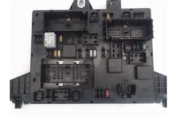 Recambio de caja fusibles/rele para opel astra j berlina 5p 1.6 excellence referencia OEM IAM 365927271  