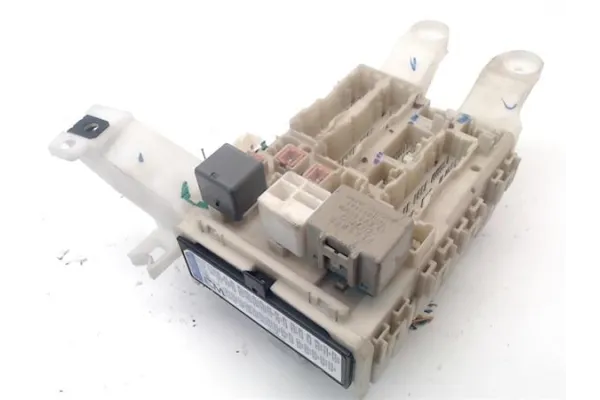 Recambio de caja fusibles/rele para toyota auris (e15) 2.0 d-4d referencia OEM IAM 8273002150A 8273012510 