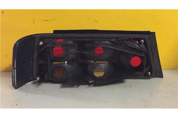 Recambio de piloto trasero derecho para peugeot 405 berlina 1.4 clim referencia OEM IAM    Recambio de piloto trasero derecho para peugeot 405 berlina 1.4 clim referencia OEM IAM