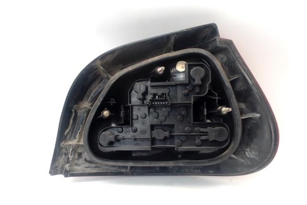 Recambio de piloto trasero izquierdo para renault megane i (ba0/1_) 1.4 16v (ba0d, ba1h, ba0w, ba10) referencia OEM IAM 77010406