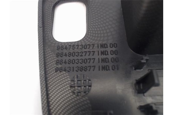 Recambio de embellecedor consola central para citroen xsara berlina 2.0 hdi 90 referencia OEM IAM 9647573077  