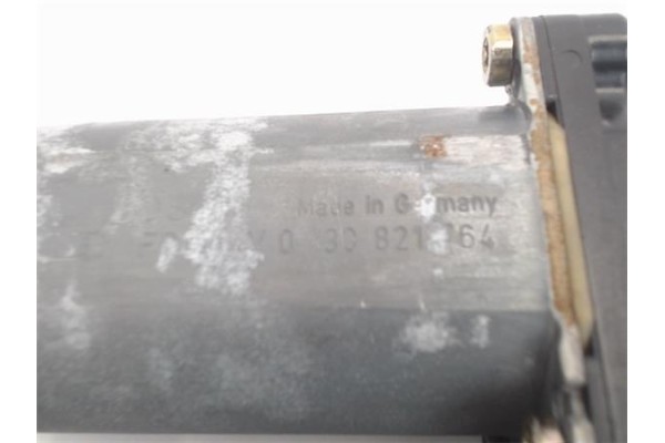 Recambio de motor elevalunas delantero derecho para volkswagen golf iv berlina (1j1) 1.6 referencia OEM IAM  0130821764 