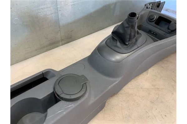 Recambio de embellecedor consola central para kia rio (jb) 1.4 16v referencia OEM IAM 846111G000XI  