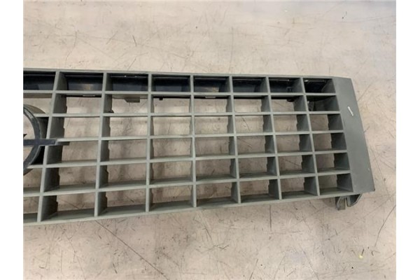Recambio de rejilla capo para opel corsa a 1.3 gl referencia OEM IAM 90127456  