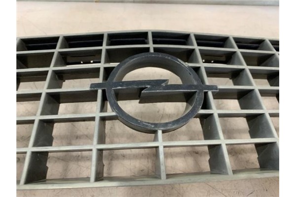 Recambio de rejilla capo para opel corsa a 1.3 gl referencia OEM IAM 90127456  