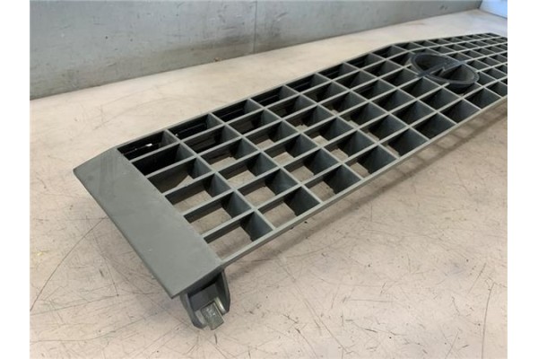 Recambio de rejilla capo para opel corsa a 1.3 gl referencia OEM IAM 90127456  