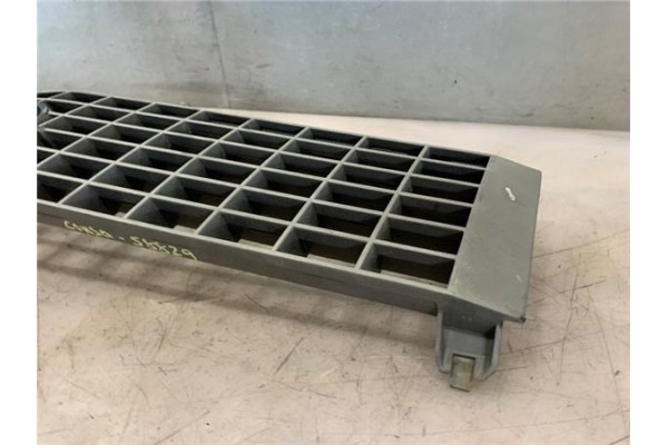 Recambio de rejilla capo para opel corsa a 1.3 gl referencia OEM IAM 90127456  