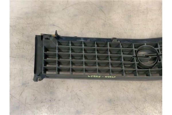 Recambio de rejilla capo para opel corsa a 1.3 gl referencia OEM IAM 90127456  