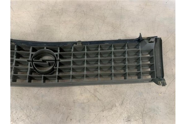 Recambio de rejilla capo para opel corsa a 1.3 gl referencia OEM IAM 90127456  