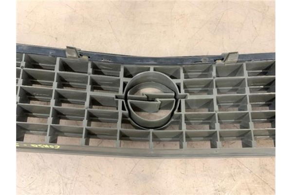 Recambio de rejilla capo para opel corsa a 1.3 gl referencia OEM IAM 90127456  