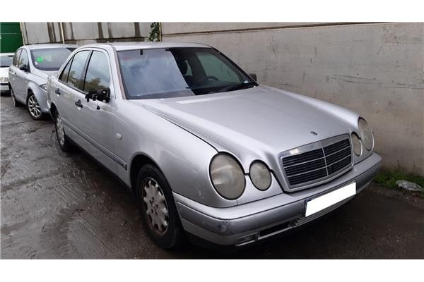 mercedes-benz clase e (bm 210) berlina del año 2003