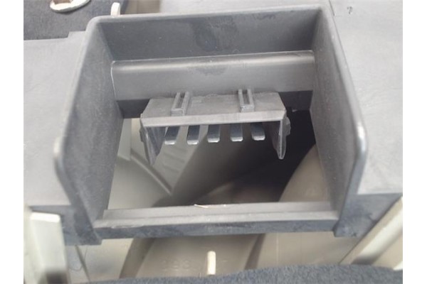 Recambio de piloto trasero izquierdo para ford fiesta berlina referencia OEM IAM 96FG13N004BA  