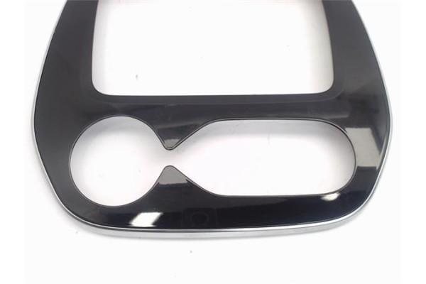 Recambio de embellecedor consola central para renault captur i 0.9 zen referencia OEM IAM 682703348R  