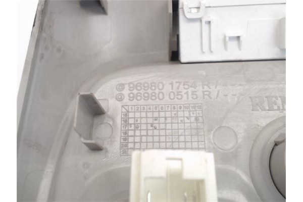 Recambio de luz delantero central techo para renault captur i 0.9 zen referencia OEM IAM 969801754R  