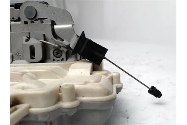 Recambio de cierre electromagnetico trasero derecho para seat altea (5p1) 1.9 tdi referencia OEM IAM 1P1837016 100136410 1P18370