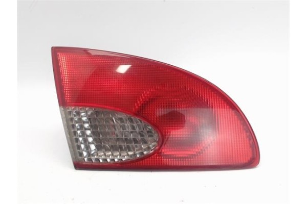Recambio de piloto porton trasero izquierdo para toyota avensis berlina (t22) 2.0 td (ct220_) referencia OEM IAM 23300102  