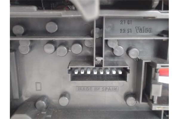 Recambio de piloto trasero derecho para renault clio i fase i / ii (b/c57) 1.2 (b/c/s577) referencia OEM IAM 7701205801 GP0710 