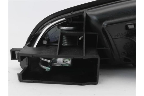 Recambio de manilla int. puerta trasero derecha para ford focus berlina (cew) 1.5 business referencia OEM IAM AM51U22600 AM51-U2