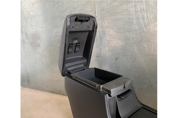 Recambio de embellecedor consola central para mazda 3 sedán (bk) 1.6 di turbo referencia OEM IAM BN8P64420E02  