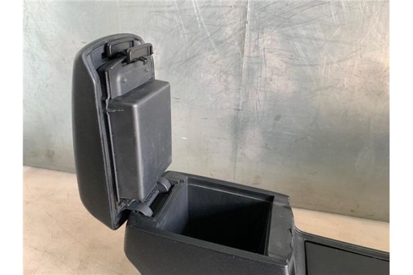 Recambio de embellecedor consola central para mazda 3 sedán (bk) 1.6 di turbo referencia OEM IAM BN8P64420E02  