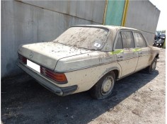 mercedes-benz sedán (w123) del año 1998