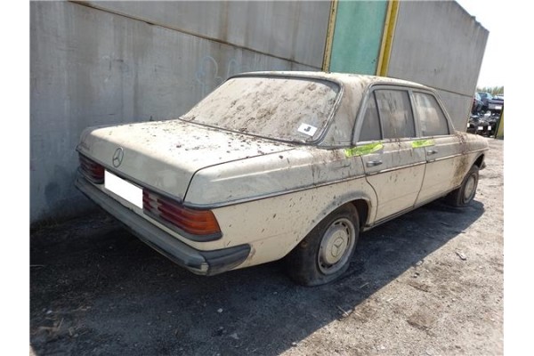 mercedes-benz sedán (w123) del año 1998