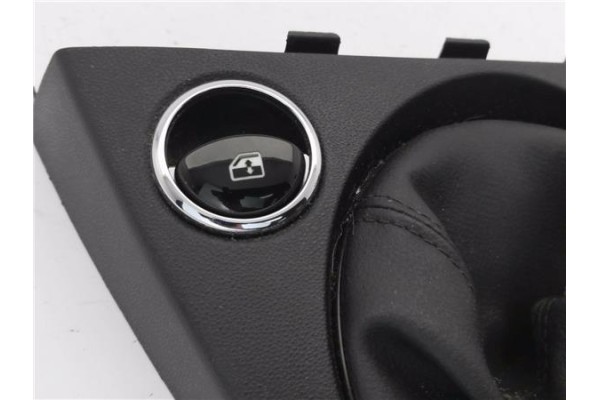 Recambio de embellecedor palanca cambio para fiat 500 1.2 referencia OEM IAM K1RY99JD7AB  