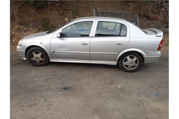 opel astra g berlina del año 2000