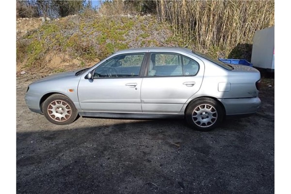nissan primera berlina (p11) del año 2000