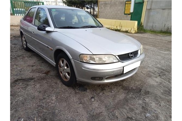 opel vectra b berlina del año 2000