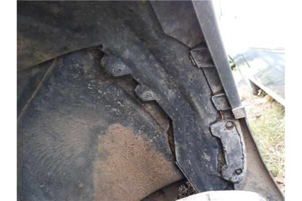 Recambio de protector pase rueda delantero izquierdo para nissan terrano ii (r20) 2.7 td 4wd referencia OEM IAM 638430F010  