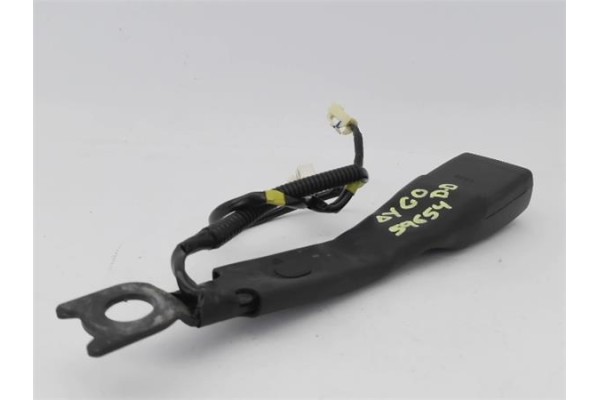 Recambio de anclaje cinturon delantero derecho para toyota aygo (kgb/wnb) 1.0 básico referencia OEM IAM 732300H030B0  